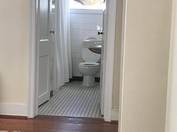 4th image of 204 Ashley Ave #B