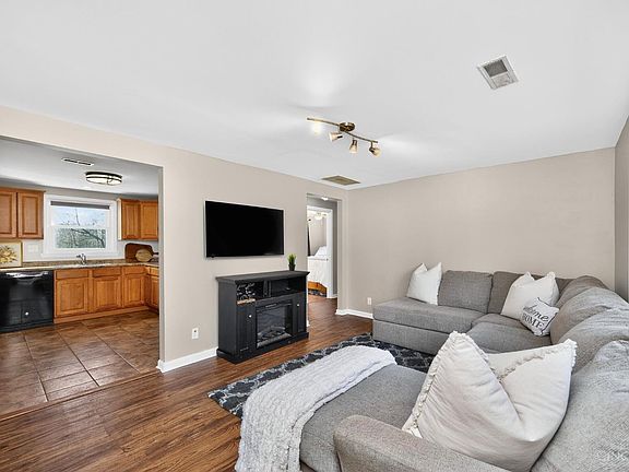 3rd image of 1944 Parker Rd