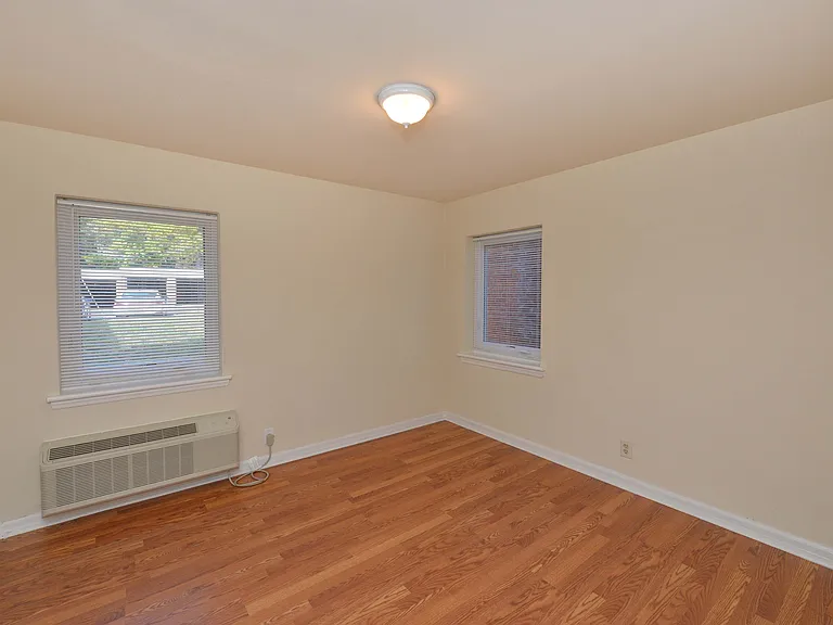 Cameron Apartments — Photo 16