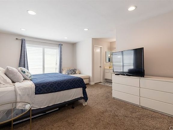 5th image of 18631 Collins St APT 33