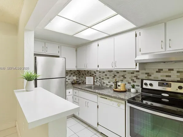 6530 NW Lake Dr #E25, Hialeah, FL 33015