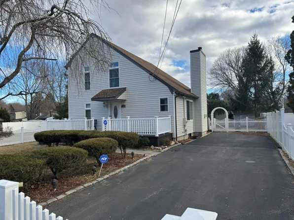 89 15th St, Wading River, NY 11792