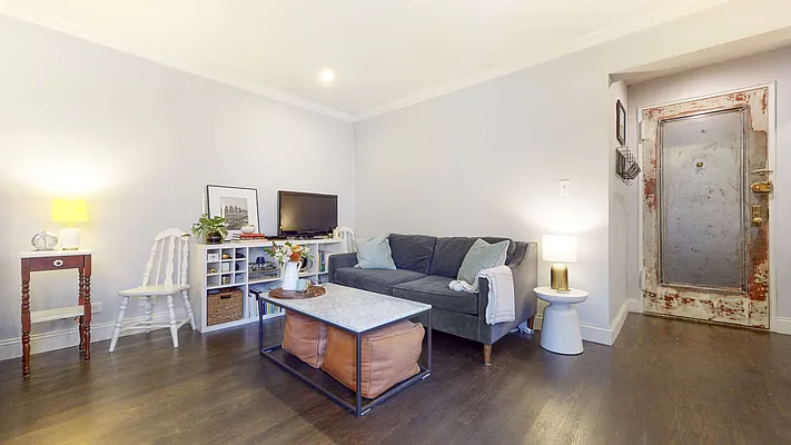 Sold by Bizzarro Agency | media 4