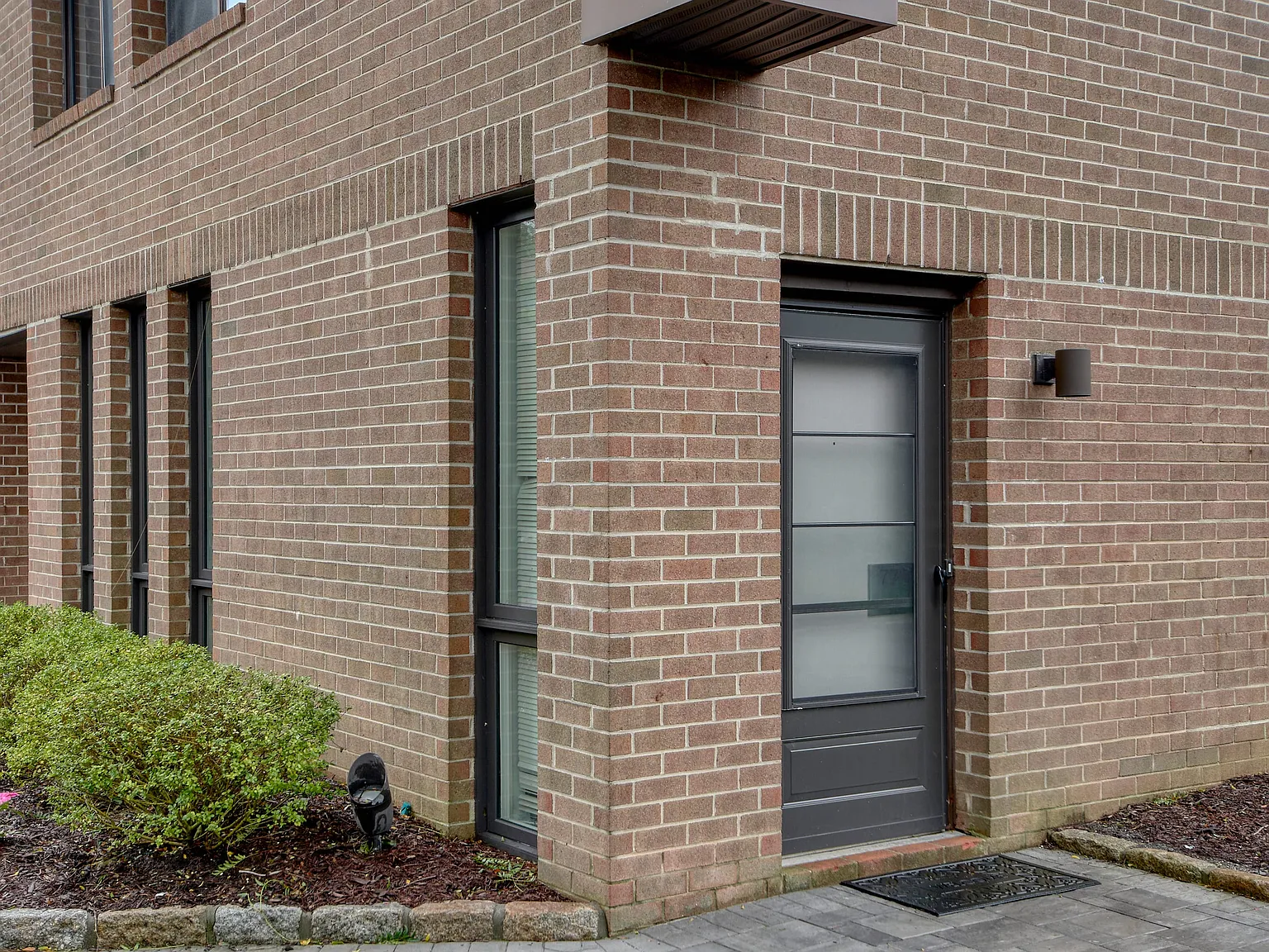 2 bed, 1.0 bath, 1398 sqft, $7,000 — Photo 3