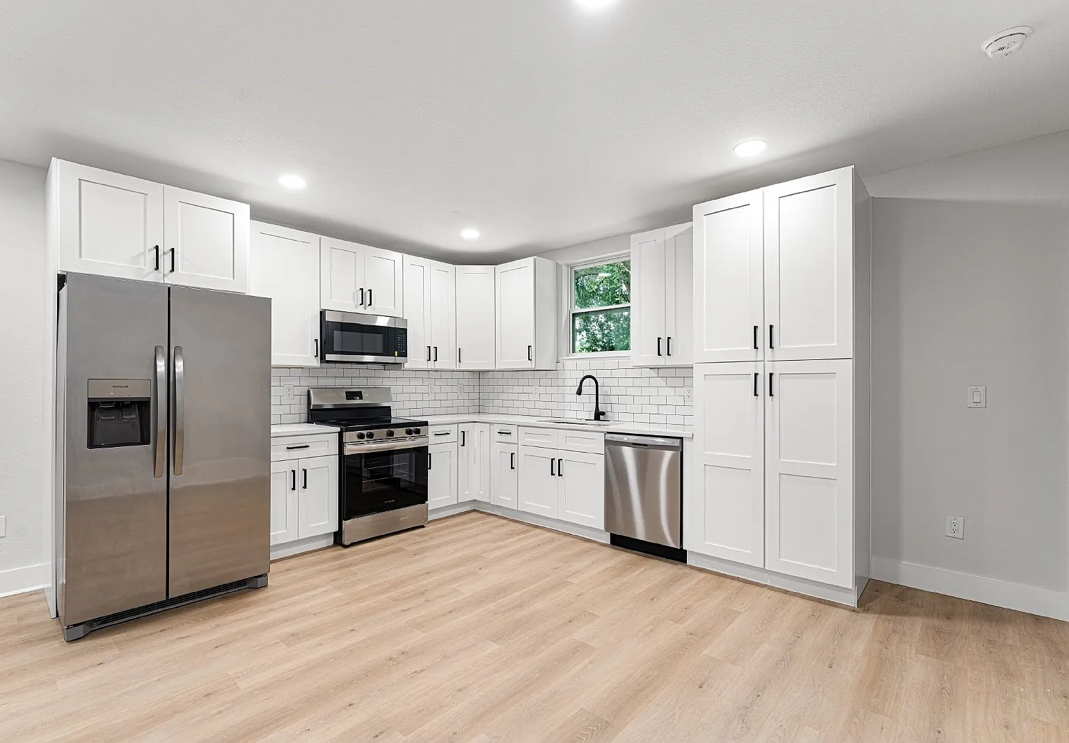 4 bed, 2.0 bath, 1366 sqft, $1,900 — Photo 3