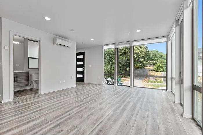 2409 E Thomas St — Photo 9