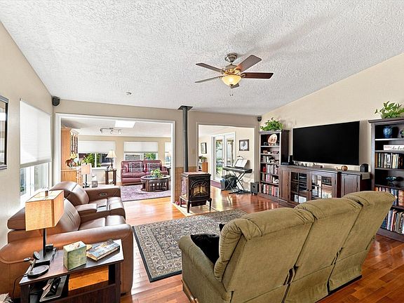 4th image of 7108 Vivian Dr NE