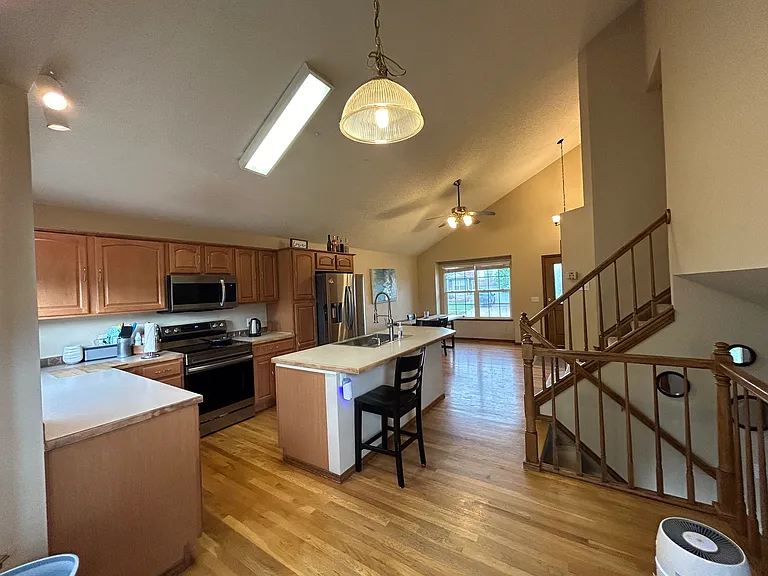 1405 Coolcrest Dr — Photo 3