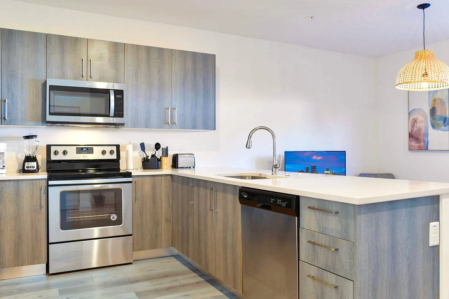 3 bed, 2.0 bath, 1367 sqft, $3,293 — Photo 3
