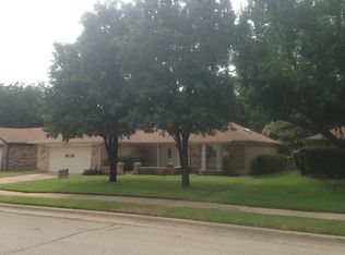 2709 Meadow Creek Dr, Bedford, TX 76021