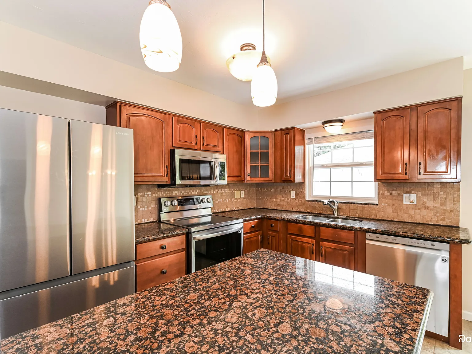 3 bed, 2.0 bath, 1404 sqft, $1,640 — Photo 3