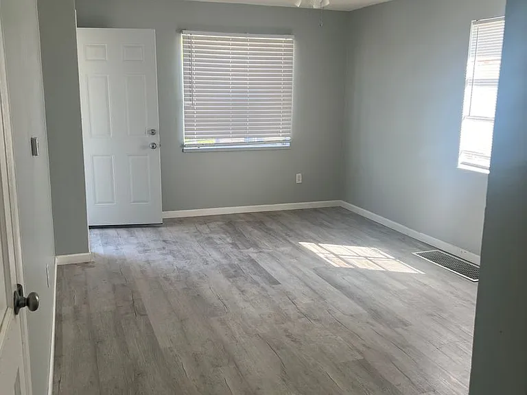 1155 Linda Vista Ave — Photo 2