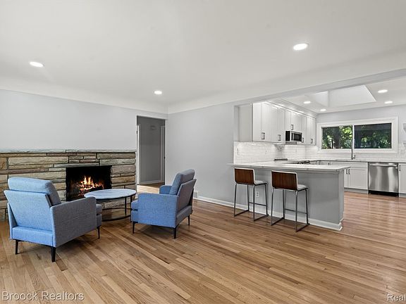 3rd image of 28455 Thorny Brae Rd