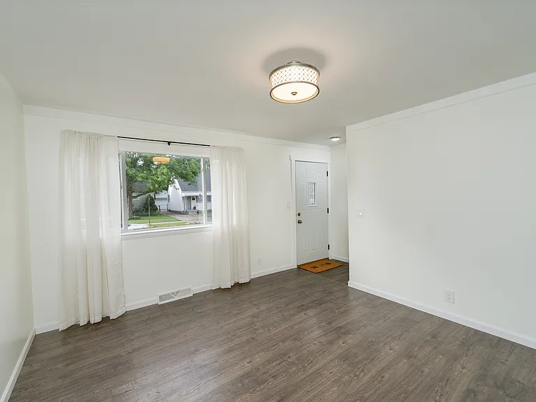 966 E Barrett Ave — Photo 3