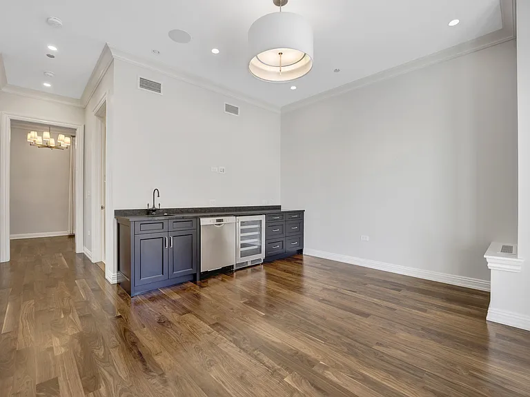 105 W Chestnut St — Photo 28