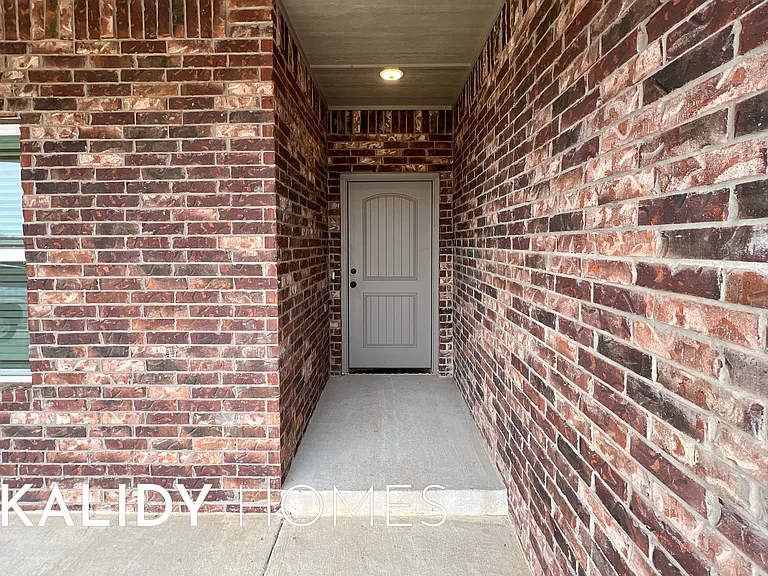 12504 SW 12th St — Photo 2