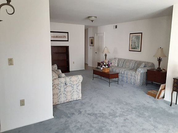 5th image of 40 Buttonwood Ct