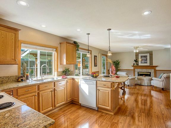 2nd image of 418 17th Avenue Ct SW