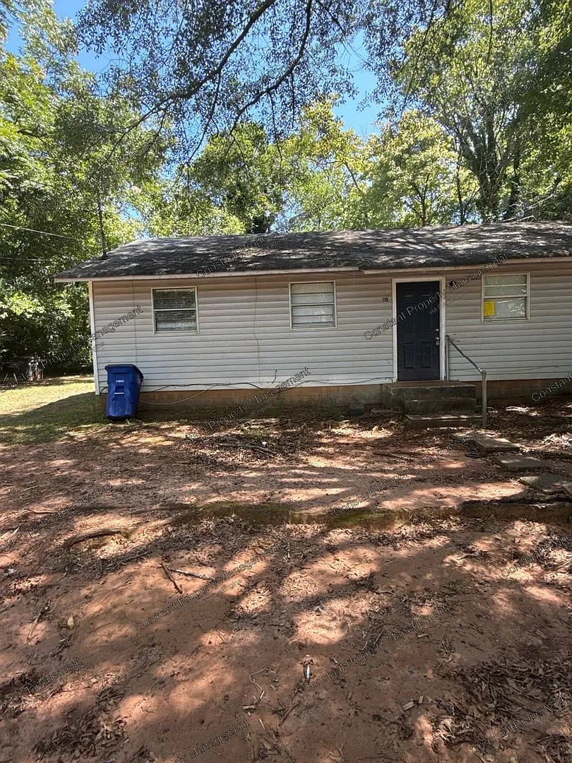 3 bed, 1.0 bath, 1100 sqft, $995 — Photo 2