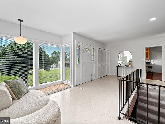 3rd image of 4037 Crescent Rd
