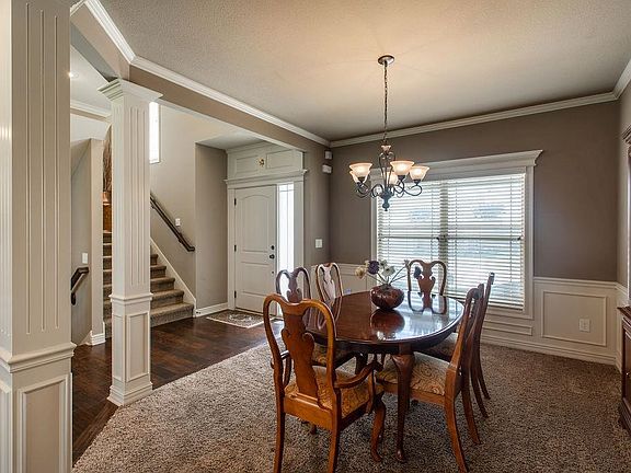 4th image of 605 SW Lake Side Ct