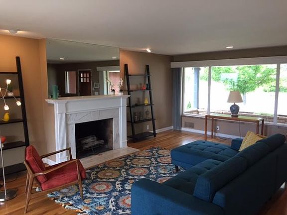 UPSTAIRS
Livingroom