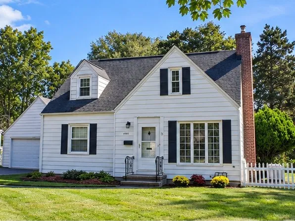 4441 Arondale Dr, Williamsville, NY 14221