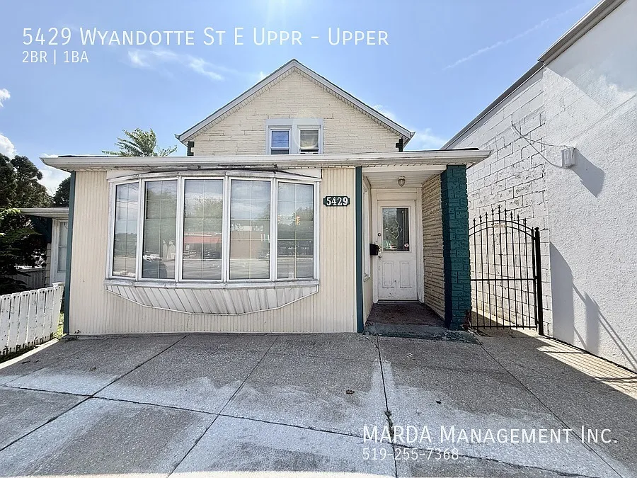 5429 Wyandotte St E #UPPER