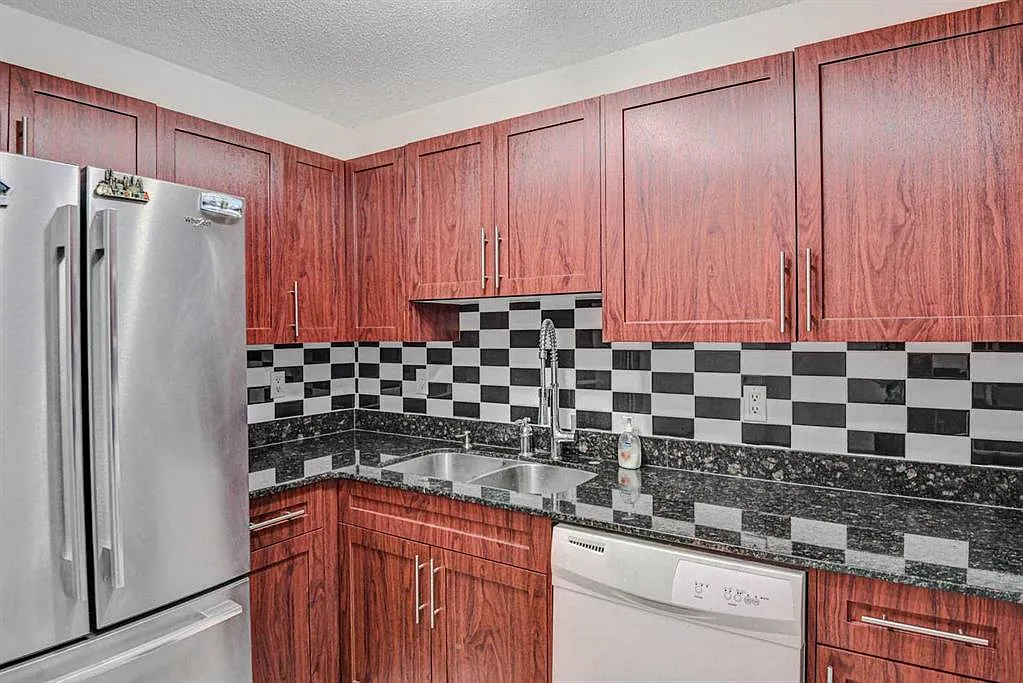 204 Killarney Manor — Photo 3