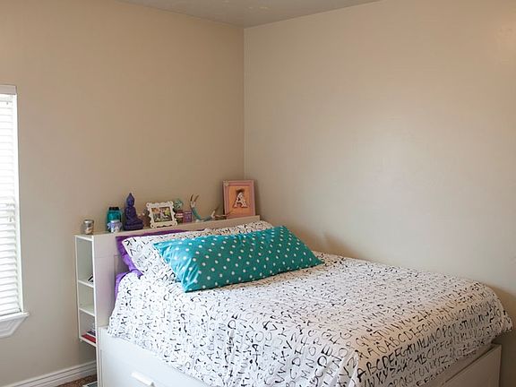 2nd image of 519 W Crenshaw Way