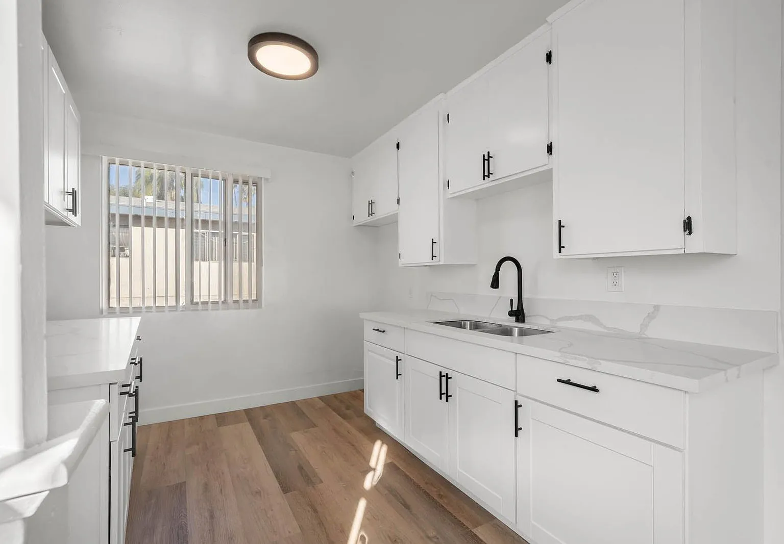 1 bed, 1.0 bath, 670 sqft, $1,656 — Photo 2