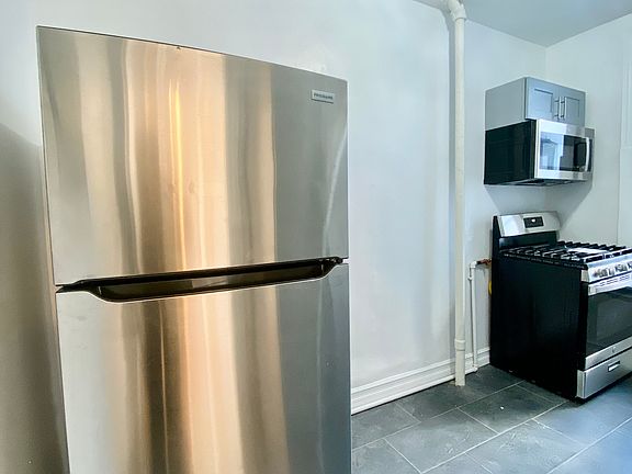 3rd image of 295 Parkside Ave #3A