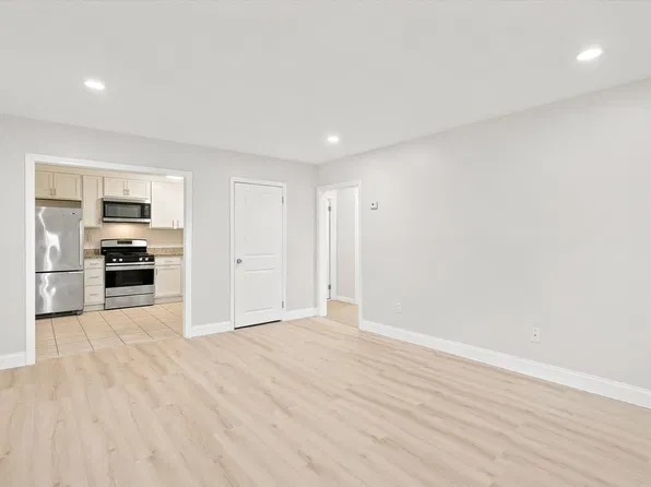645 W Lowell Ave Unit 8, Haverhill, MA 01832