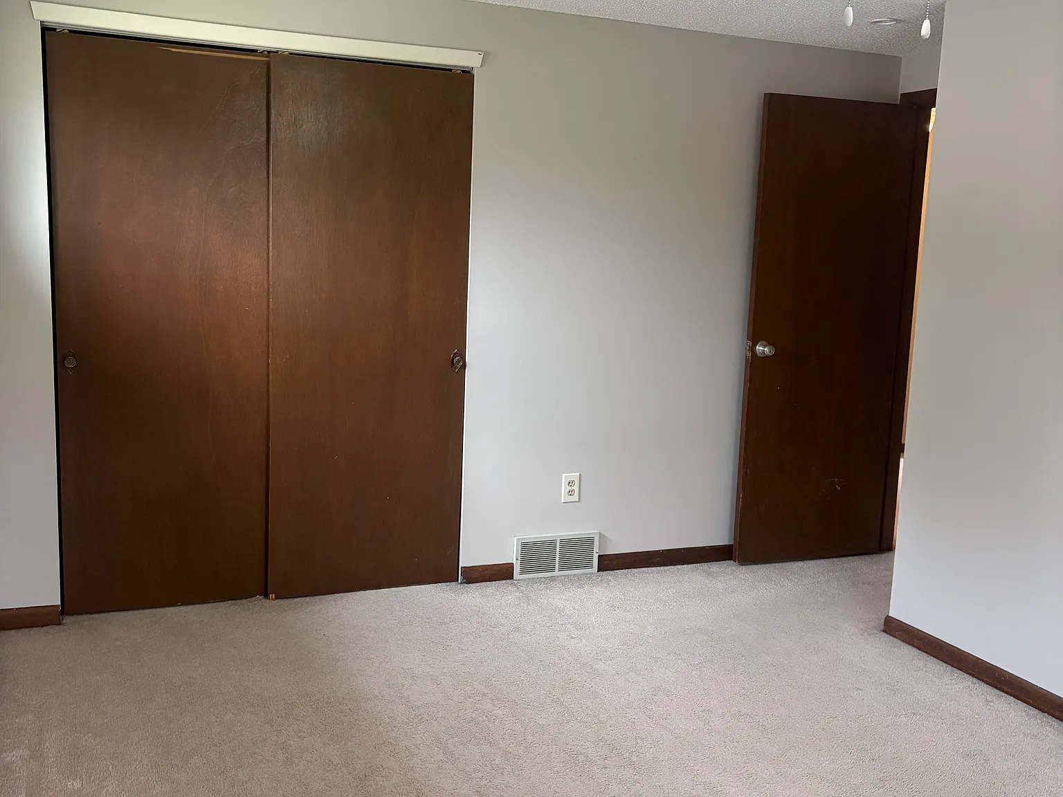 3 bed, 1.5 bath, 2000 sqft, $1,900 — Photo 4