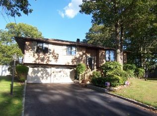 33 Woodbury Rd, Farmingville, NY 11738