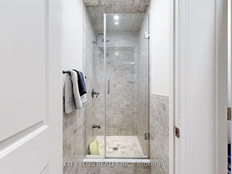 704 Bloor St W — Photo 12