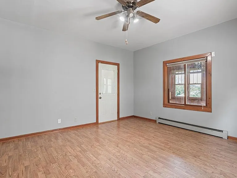 216 Belvidere St E — Photo 11