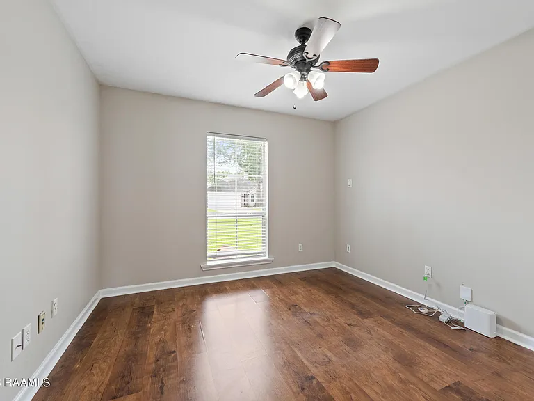 412 Crest Cir — Photo 17
