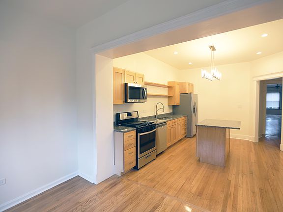 4th image of 1225 W Winnemac Ave APT 1