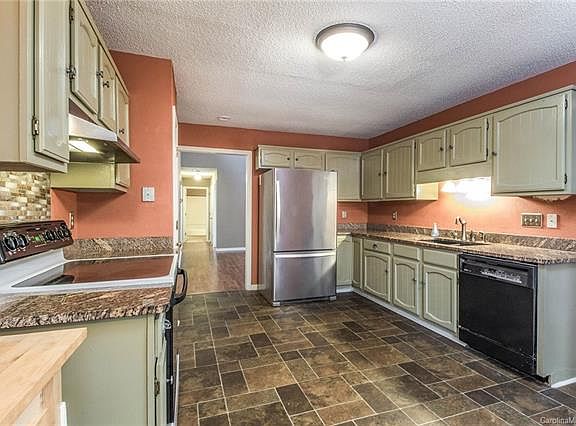 5th image of 7937 Park Vista Cres
