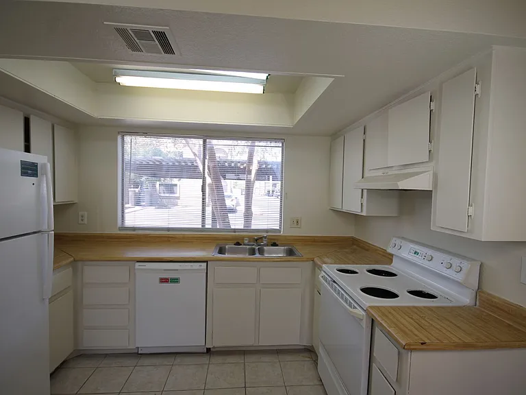 10815 N 15th Ln — Photo 2