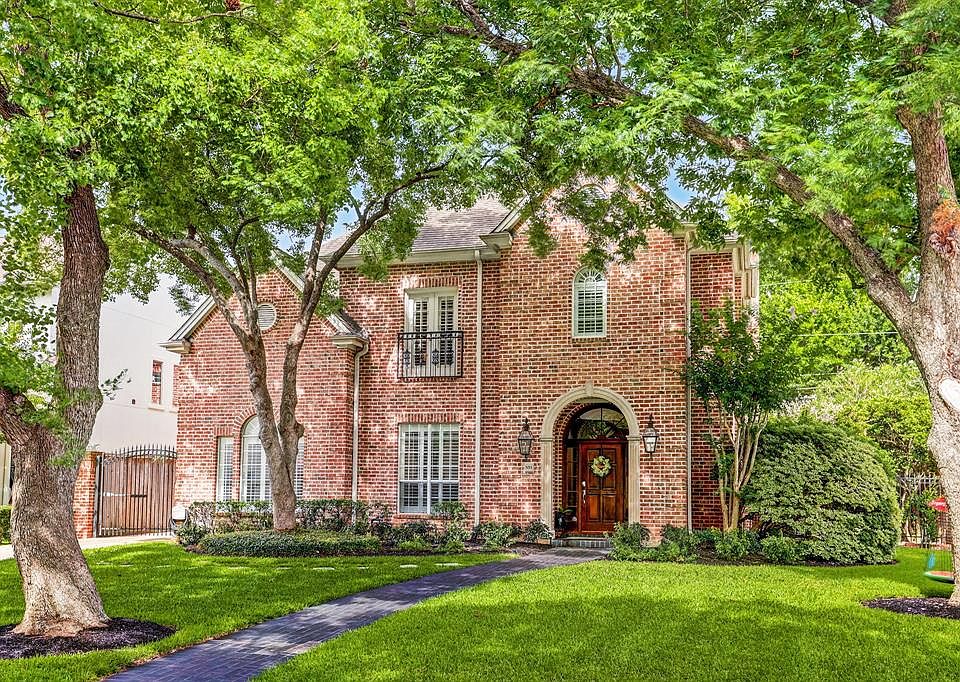 Welcome home to 551 Begonia! This home is located on a wide corner lot and on a cul-de-sac street in much sought after Bellaire.