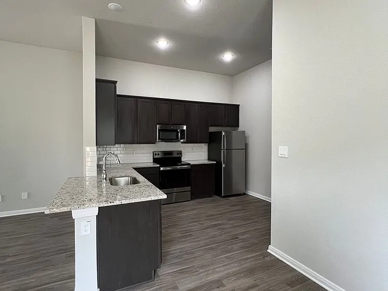 351 Emma Dr — Photo 7
