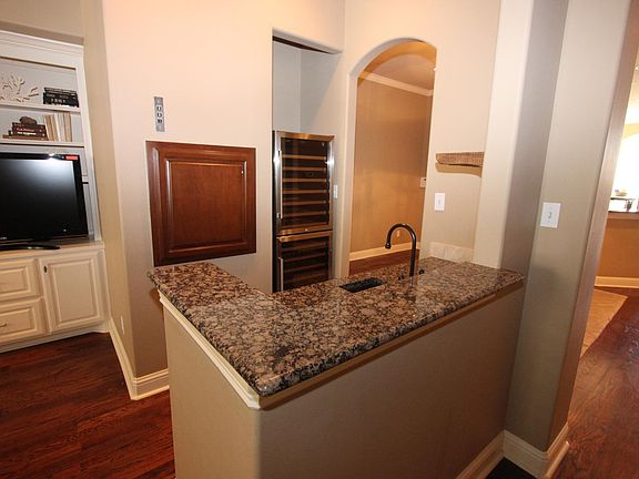 3rd image of 4043 Throckmorton St