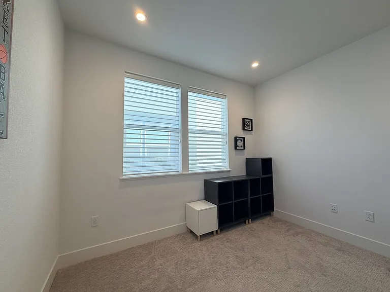561 Pilgrim Dr — Photo 19