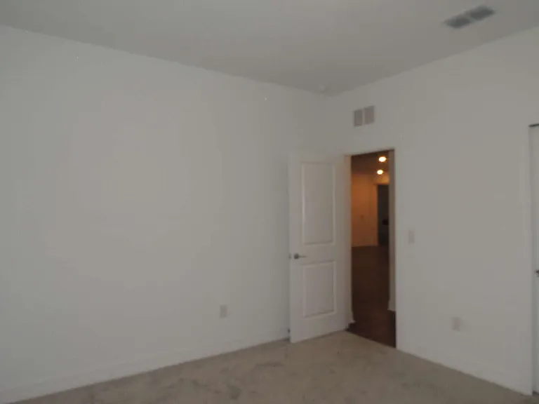 3916 N Maryland Ave — Photo 8