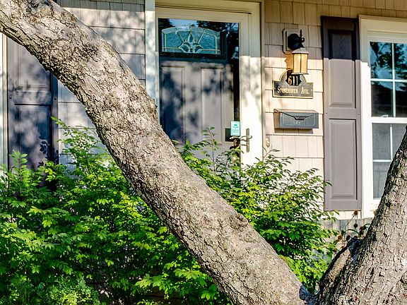 4th image of 611 Stonehaven Ave