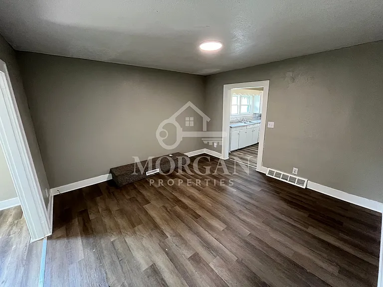 1114 W 6th St — Photo 3