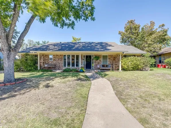 9008 Mahan Dr, Benbrook, TX 76116