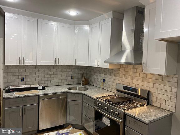 5th image of 3167 E Thompson St